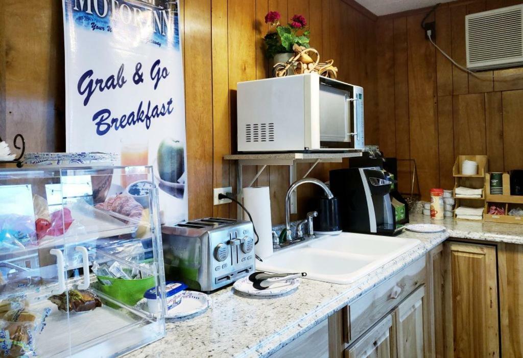 Gorham Motor Inn Bagian luar foto
